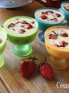 Una foto de Flan casero de fresas y uvas