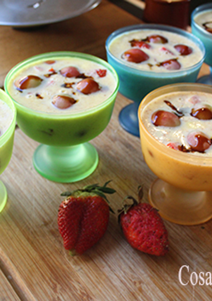 Una foto de Flan casero de fresas y uvas