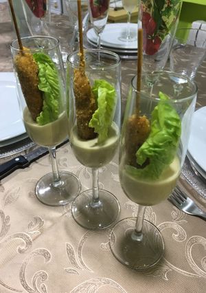 Una foto de Ensalada César en copas 🥂 para aperitivo de final de año🎉