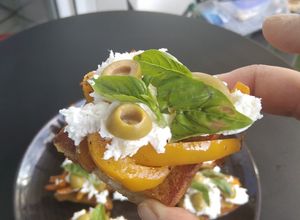 Foto resep Crostini ai peperoni, olive, burrata e basilico (toasts with peppers, olives, burrata and basil)