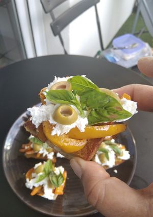 Foto resep Crostini ai peperoni, olive, burrata e basilico (toasts with peppers, olives, burrata and basil)