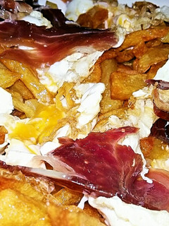 Una foto de Huevos rotos con jamón