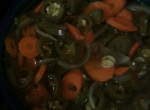 Una foto de Chiles curtidos