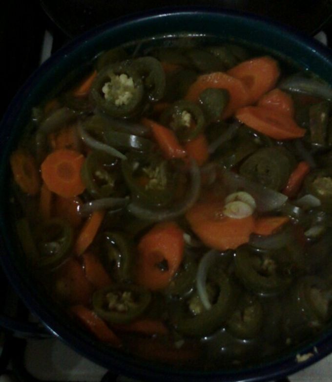 Una foto de Chiles curtidos
