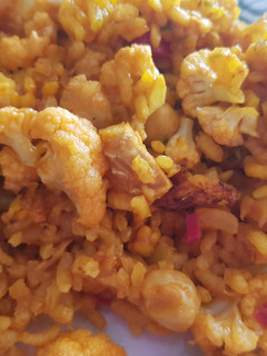 Una foto de Paella de bacalao, coliflor y garbanzos