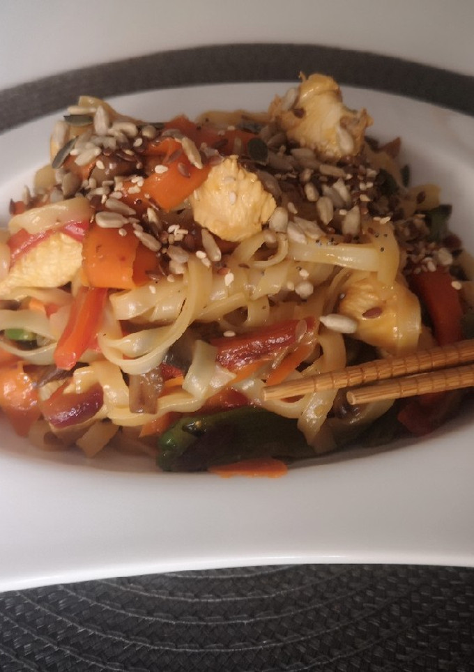 Una foto de Noodles de arroz con pollo y verduras