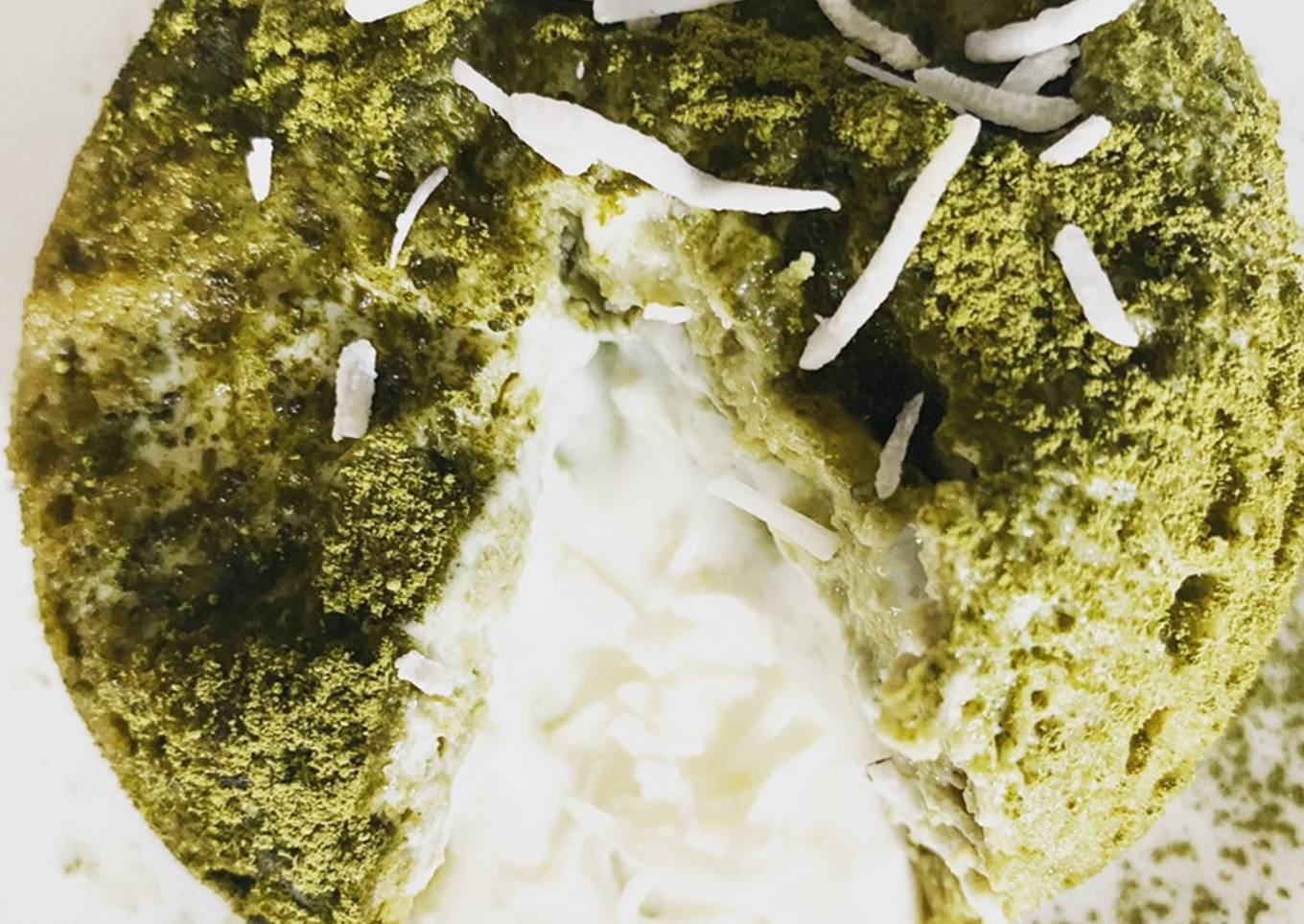 Pastelito lava en microondas de matcha y coco - keto