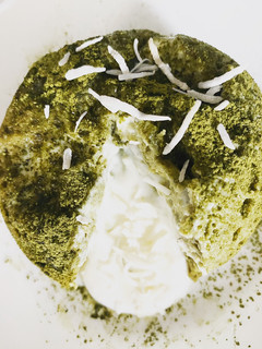 Una foto de Pastelito lava en microondas de matcha y coco - keto