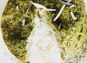 Una foto de Pastelito lava en microondas de matcha y coco - keto