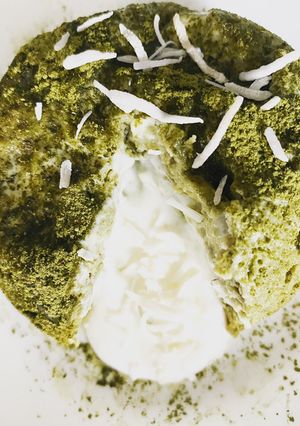 Una foto de Pastelito lava en microondas de matcha y coco - keto