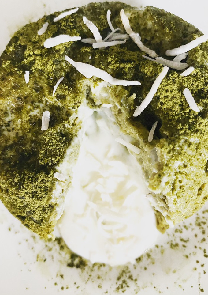 Una foto de Pastelito lava en microondas de matcha y coco - keto