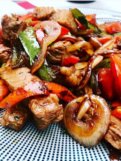 Una foto de Lomo saltado con entrecot de ternera 🤪🌶🤤