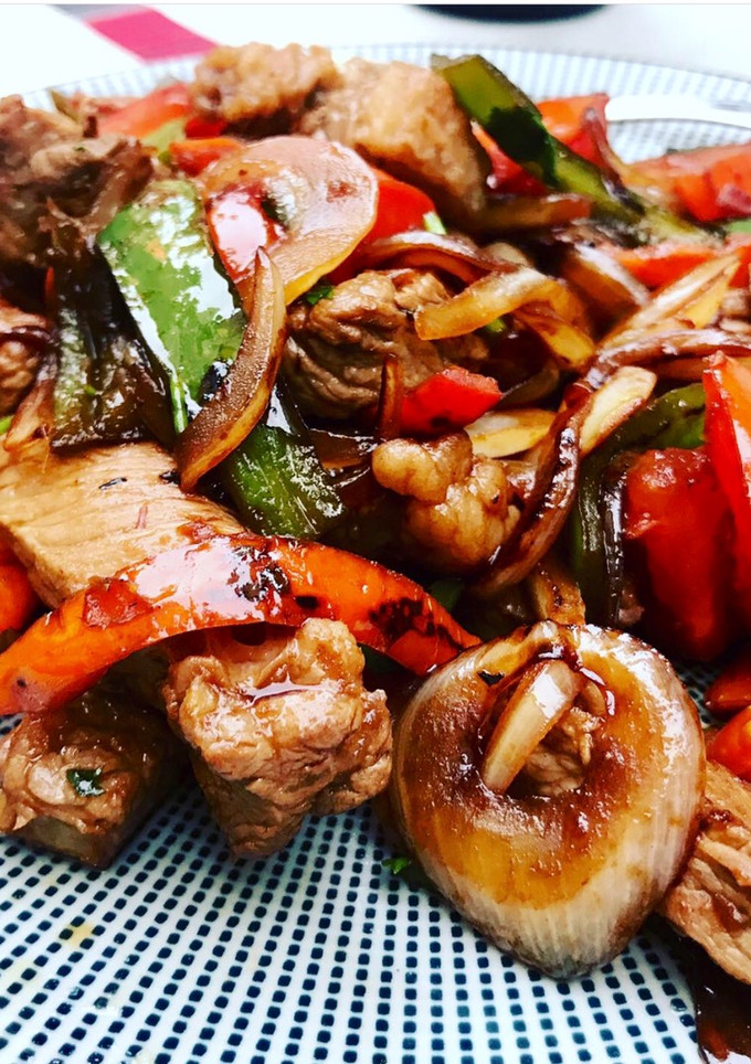 Una foto de Lomo saltado con entrecot de ternera 🤪🌶🤤