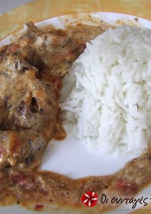 A picture of Beef with tomato sauce yiaourtlou.