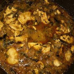 A picture of Green leafy chicken gravy.