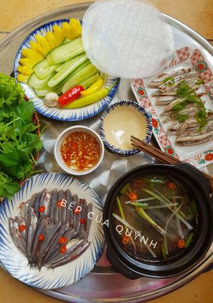 Hình của món Cá cơm than nhúng dấm.