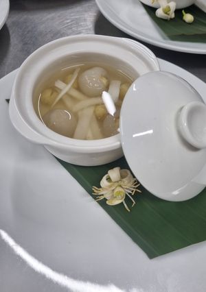Hình của món Chè hạt sen long nhãn cho tín đồ ít nguyên liệu mà nấu nhanh, ngon, bổ, rẻ.