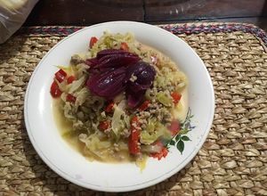 Una foto de Picadillo con col y pimiento morón