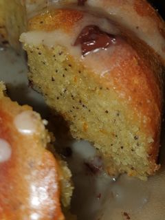 Una foto de Budín de Naranja con chocolate y amapolas