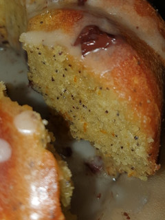 Una foto de Budín de Naranja con chocolate y amapolas