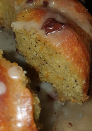 Una foto de Budín de Naranja con chocolate y amapolas