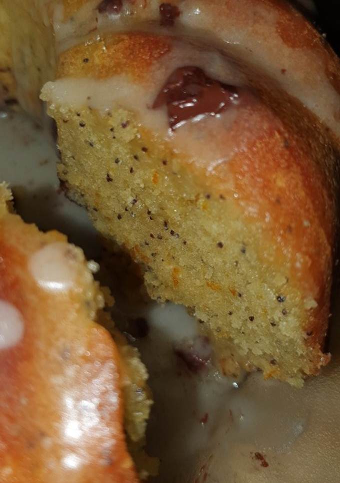 Una foto de Budín de Naranja con chocolate y amapolas