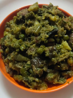ગ્રીન ઊંધિયું (Green Undhiyu રેસીપી In Gujarati) રેસીપી મુખ્ય ફોટો