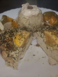 Una foto de Pollo relleno de huevo y queso al horno