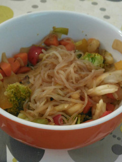 Una foto de Fideos de konjac con verduras