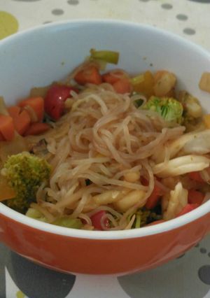 Una foto de Fideos de konjac con verduras