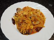 Una foto de fideos con sepia y almeja