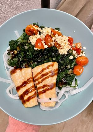 Una foto de Fideos de arroz con espinacas y salmón
