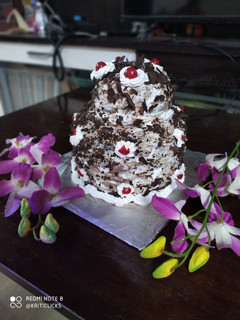 ब्लैक फारेस्ट केक (Black forest cake recipe in hindi) रेसिपी मुख्य फोटो