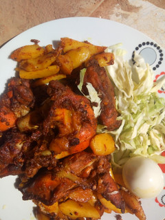 A picture of Grilled chicken with potatoes.