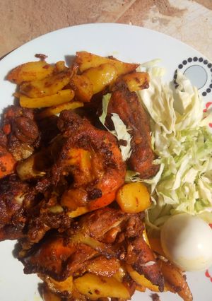 A picture of Grilled chicken with potatoes.