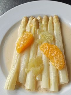 Une photo de Asperges blanches sauce aux agrumes