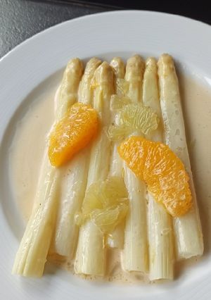 Une photo de Asperges blanches sauce aux agrumes