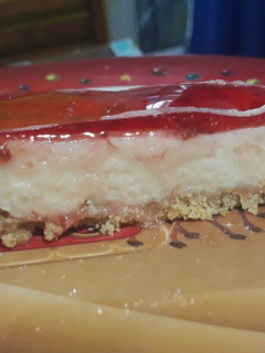 Una foto de Cheesecake de frutilla sin horno 😏🍓
