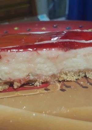 Una foto de Cheesecake de frutilla sin horno 😏🍓