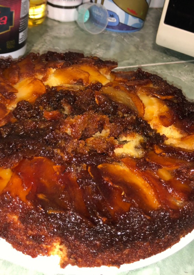 Una foto de Torta de manzanas invertida😋