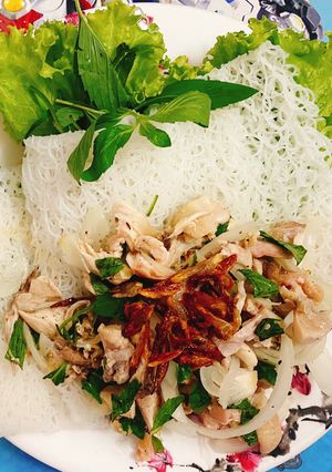 A picture of Banh Hoi with Chicken Salad.