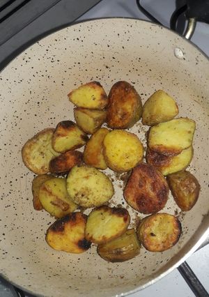 عکسی از دستور سیب زمینی ته قابلمه ای خوش مزه