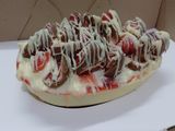Huevo de Pascua relleno con crema y frutillas