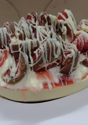 Una foto de Huevo de Pascua relleno con crema y frutillas