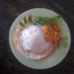 A picture of നാടൻ കേരള അപ്പവും തേങ്ങാ ചമ്മന്തിയും.
