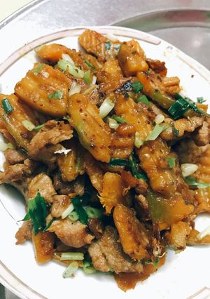 Hình của món Bí đỏ xào thịt xông khói.