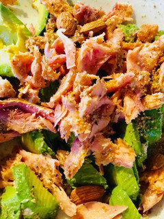 Una foto de Salmón ahumado con palta