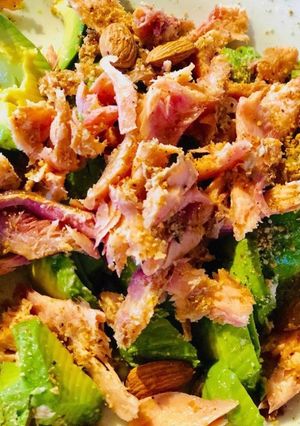 Una foto de Salmón ahumado con palta