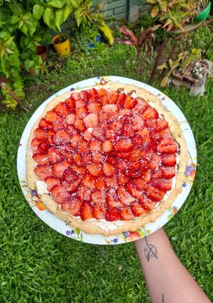 Una foto de TARTA DE FRUTILLAS 🥧🍓
