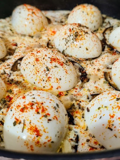 Una foto de HUEVOS🥚Turcos Al Hogao🍅🌶️🫑🧅 Colombiano y Tocineta🥓...!